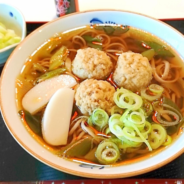 冷凍鶏団子で　炒めねぎと鶏団子のお蕎麦